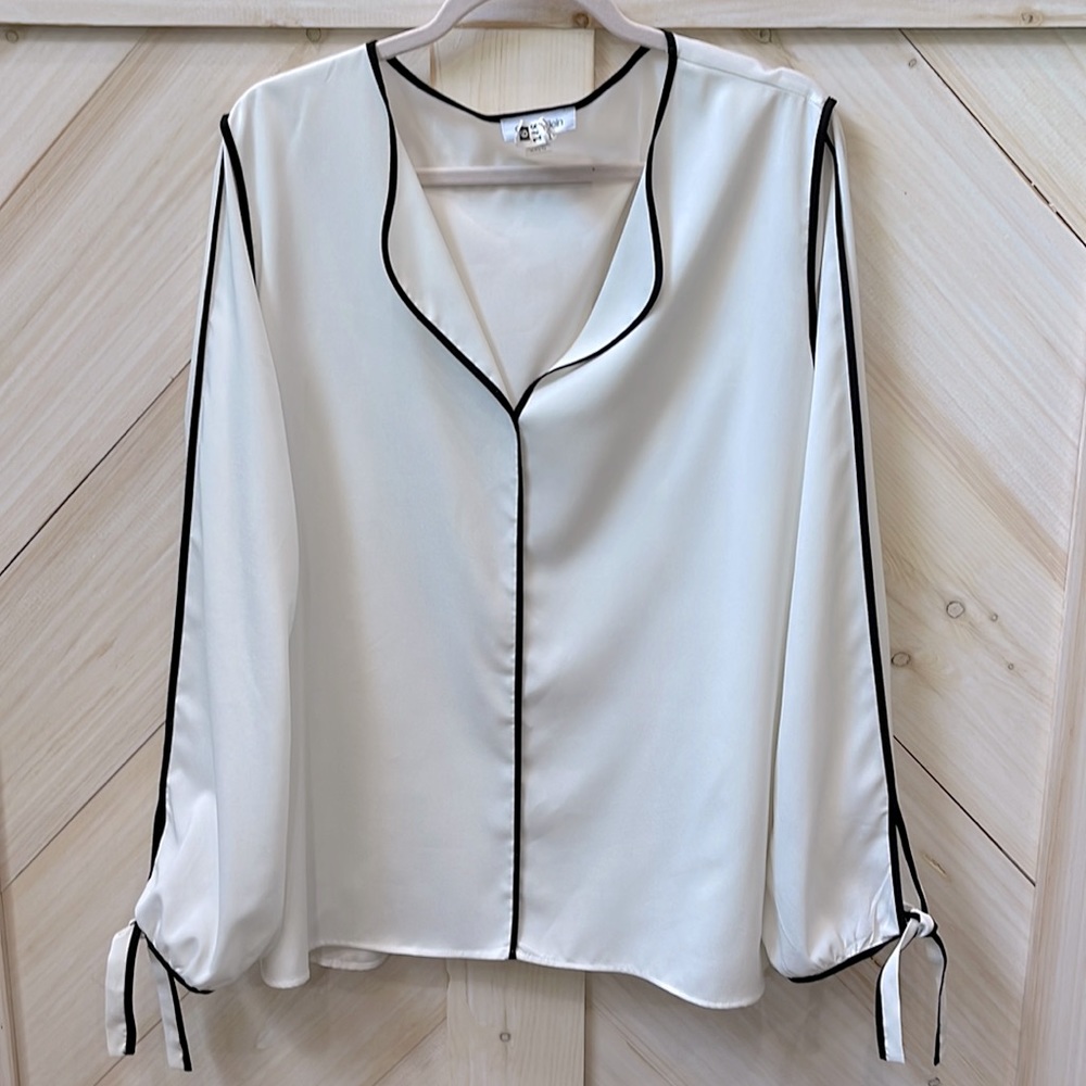 Clavin Klein Dressy Top XL cream with Black piping